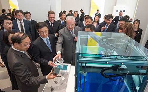 During a tour at the Volkswagen Group Forum DRIVE in Berlin Prof. Dr. Martin Winterkorn, Chairman of the Board of Management of Volkswagen Aktiengesellschaft, explains Han Zheng, Party Secretary of the City of Shanghai and member of the Politburo of the Communist Party of China, the advantages and the use of 3D plastic printing technology in the Volkswagen production.