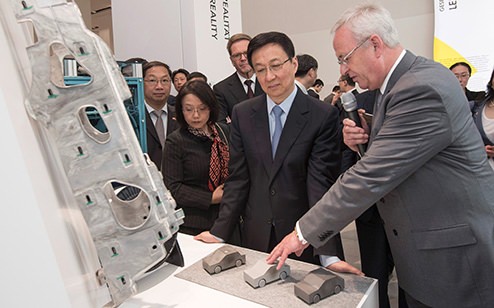 During a tour at the Volkswagen Group Forum DRIVE in Berlin Prof. Dr. Martin Winterkorn, Chairman of the Board of Management of Volkswagen Aktiengesellschaft, explains Han Zheng, Party Secretary of the City of Shanghai and member of the Politburo of the Communist Party of China, the advantages and the use of lightweight construction material in the Volkswagen production.