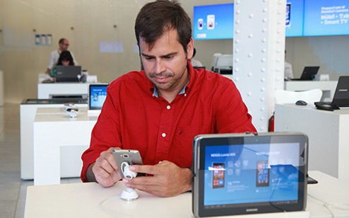 Pablo Barrios, head of Digital Marketing at SEAT, surrounded by a diverse collection of devices. 