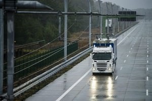 Read more about the article Scania to test electrically powered trucks in real-life conditions