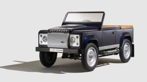 Read more about the article Land Rover Defender pedal car is for the kid with everything