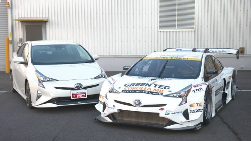 You are currently viewing Toyota Prius GT300 racecar hits the track as a V8 hybrid [w/video]